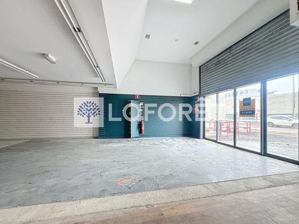 Location local commercial près de THOUARS - 400 m² - 2 351 €/mois