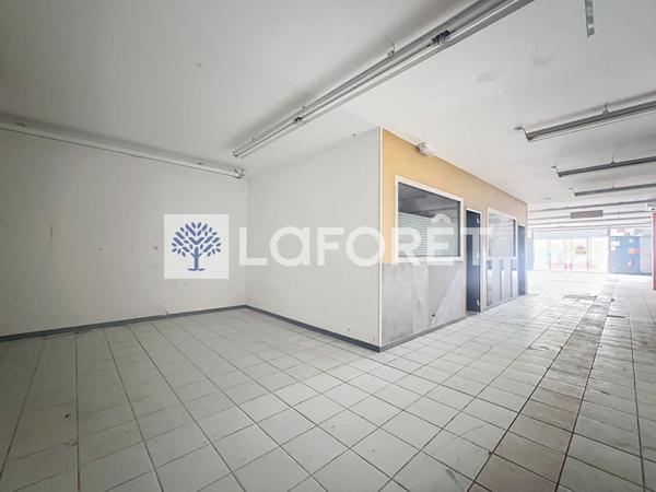 Location local commercial près de THOUARS - 400 m² - 2 351 €/mois