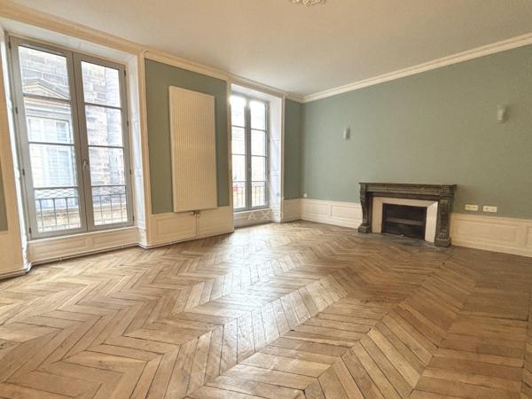T4 de 96 m² rénové à Louer- Au cœur du centre historique