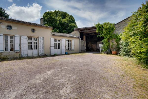 Saint-Paul (33390) Ensemble immobilier à rénover et réhabiliter avec dépendances, chais et cuvier sur parcelle de 3875m2