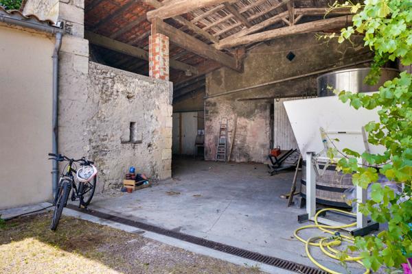 Saint-Paul (33390) Ensemble immobilier à rénover et réhabiliter avec dépendances, chais et cuvier sur parcelle de 3875m2