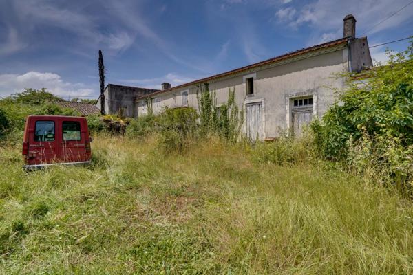 Saint-Paul (33390) Ensemble immobilier à rénover et réhabiliter avec dépendances, chais et cuvier sur parcelle de 3875m2