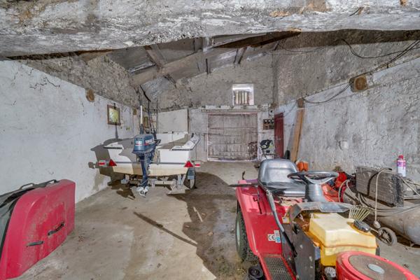 Saint-Paul (33390) Ensemble immobilier à rénover et réhabiliter avec dépendances, chais et cuvier sur parcelle de 3875m2