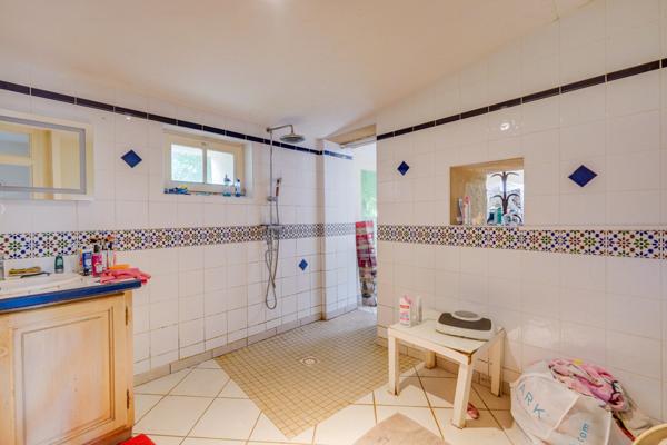 Saint-Paul (33390) Ensemble immobilier à rénover et réhabiliter avec dépendances, chais et cuvier sur parcelle de 3875m2