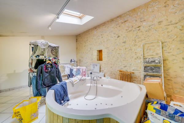 Saint-Paul (33390) Ensemble immobilier à rénover et réhabiliter avec dépendances, chais et cuvier sur parcelle de 3875m2