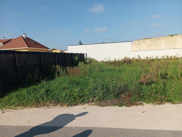 terrain qui attend une famille Calme, sécurisé