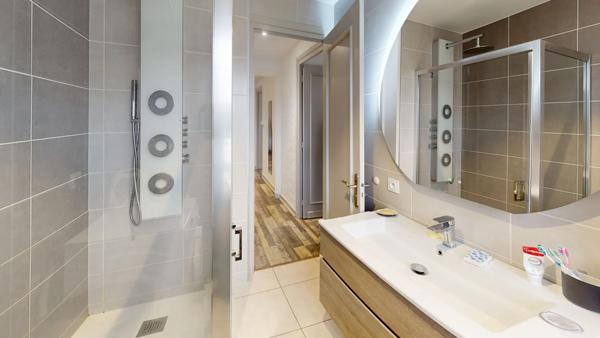 Joli appartement lumineux avec deux balcons et ascenseur ! Centre de Pont-de-Beauvoisin