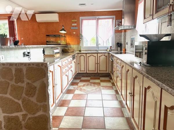 Maison à vendre à Saint-Brice-sous-Forêt (95350) : 5 pièces, 201 m² sur terrain de 958 m2.