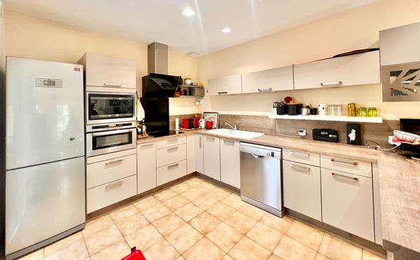 Villa de plain pied 3 pièces principales et un studio indépendant de 30 m² sur un terrain de 1700 m²