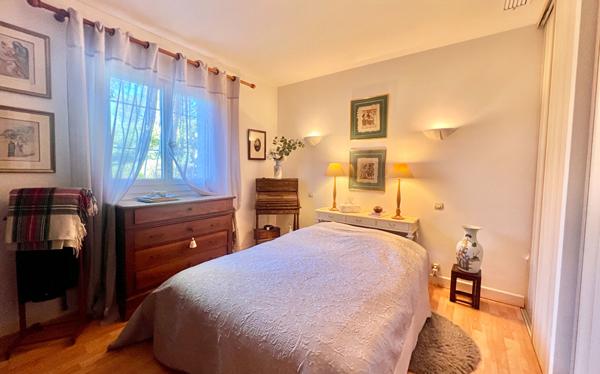 Villa de plain pied 3 pièces principales et un studio indépendant de 30 m² sur un terrain de 1700 m²