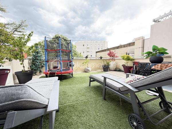 Clémenceau, dans une copropriété entretenue et arborée à Dijon, au premier étage avec ascenseur, cet appartement contemporain traversant, rénové avec goût saura vous séduire,
Une entrée, un double séjour donnant sur une belle terrasse exposée sud, une cuisine aménagée et équipée, indépendante avec un cellier, donnant sur une deuxième terrasse côté jardin, pour un total de 52m2 de terrasses.
Un coin nuit avec 2 chambres, une salle d'eau,
un wc séparé.
(possibilité d'une troisième chambre dans la partie double séjour ayant une porte sur le coin nuit)

Proche tram T1 / T2
Ligne de Bus
Proche écoles, commerces, conservatoire, boulangerie, et à 10 minutes du centre ville à pied.

Chauffage individuel gaz, faibles charges annuelles de copropriété : 1200 euros