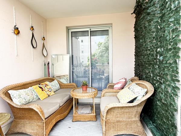 Clémenceau, dans une copropriété entretenue et arborée à Dijon, au premier étage avec ascenseur, cet appartement contemporain traversant, rénové avec goût saura vous séduire,
Une entrée, un double séjour donnant sur une belle terrasse exposée sud, une cuisine aménagée et équipée, indépendante avec un cellier, donnant sur une deuxième terrasse côté jardin, pour un total de 52m2 de terrasses.
Un coin nuit avec 2 chambres, une salle d'eau,
un wc séparé.
(possibilité d'une troisième chambre dans la partie double séjour ayant une porte sur le coin nuit)

Proche tram T1 / T2
Ligne de Bus
Proche écoles, commerces, conservatoire, boulangerie, et à 10 minutes du centre ville à pied.

Chauffage individuel gaz, faibles charges annuelles de copropriété : 1200 euros