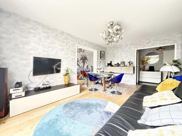 Clémenceau, dans une copropriété entretenue et arborée à Dijon, au premier étage avec ascenseur, cet appartement contemporain traversant, rénové avec goût saura vous séduire,
Une entrée, un double séjour donnant sur une belle terrasse exposée sud, une cuisine aménagée et équipée, indépendante avec un cellier, donnant sur une deuxième terrasse côté jardin, pour un total de 52m2 de terrasses.
Un coin nuit avec 2 chambres, une salle d'eau,
un wc séparé.
(possibilité d'une troisième chambre dans la partie double séjour ayant une porte sur le coin nuit)

Proche tram T1 / T2
Ligne de Bus
Proche écoles, commerces, conservatoire, boulangerie, et à 10 minutes du centre ville à pied.

Chauffage individuel gaz, faibles charges annuelles de copropriété : 1200 euros