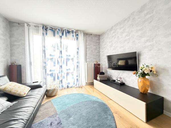 Clémenceau, dans une copropriété entretenue et arborée à Dijon, au premier étage avec ascenseur, cet appartement contemporain traversant, rénové avec goût saura vous séduire,
Une entrée, un double séjour donnant sur une belle terrasse exposée sud, une cuisine aménagée et équipée, indépendante avec un cellier, donnant sur une deuxième terrasse côté jardin, pour un total de 52m2 de terrasses.
Un coin nuit avec 2 chambres, une salle d'eau,
un wc séparé.
(possibilité d'une troisième chambre dans la partie double séjour ayant une porte sur le coin nuit)

Proche tram T1 / T2
Ligne de Bus
Proche écoles, commerces, conservatoire, boulangerie, et à 10 minutes du centre ville à pied.

Chauffage individuel gaz, faibles charges annuelles de copropriété : 1200 euros
