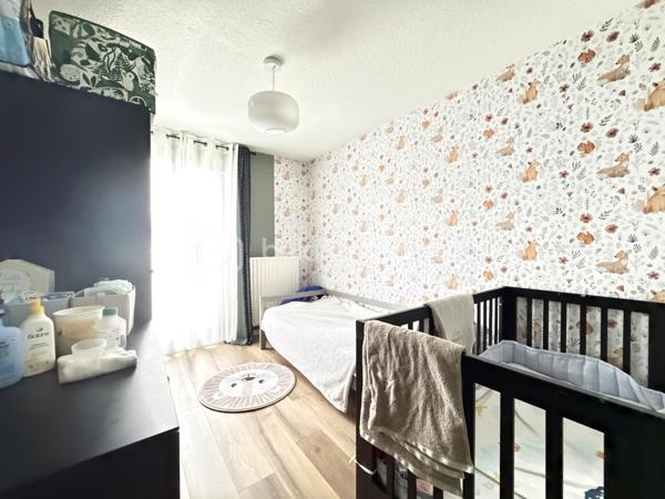 Clémenceau, dans une copropriété entretenue et arborée à Dijon, au premier étage avec ascenseur, cet appartement contemporain traversant, rénové avec goût saura vous séduire,
Une entrée, un double séjour donnant sur une belle terrasse exposée sud, une cuisine aménagée et équipée, indépendante avec un cellier, donnant sur une deuxième terrasse côté jardin, pour un total de 52m2 de terrasses.
Un coin nuit avec 2 chambres, une salle d'eau,
un wc séparé.
(possibilité d'une troisième chambre dans la partie double séjour ayant une porte sur le coin nuit)

Proche tram T1 / T2
Ligne de Bus
Proche écoles, commerces, conservatoire, boulangerie, et à 10 minutes du centre ville à pied.

Chauffage individuel gaz, faibles charges annuelles de copropriété : 1200 euros