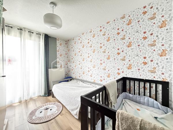 Clémenceau, dans une copropriété entretenue et arborée à Dijon, au premier étage avec ascenseur, cet appartement contemporain traversant, rénové avec goût saura vous séduire,
Une entrée, un double séjour donnant sur une belle terrasse exposée sud, une cuisine aménagée et équipée, indépendante avec un cellier, donnant sur une deuxième terrasse côté jardin, pour un total de 52m2 de terrasses.
Un coin nuit avec 2 chambres, une salle d'eau,
un wc séparé.
(possibilité d'une troisième chambre dans la partie double séjour ayant une porte sur le coin nuit)

Proche tram T1 / T2
Ligne de Bus
Proche écoles, commerces, conservatoire, boulangerie, et à 10 minutes du centre ville à pied.

Chauffage individuel gaz, faibles charges annuelles de copropriété : 1200 euros