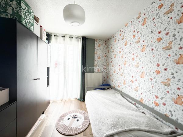 Clémenceau, dans une copropriété entretenue et arborée à Dijon, au premier étage avec ascenseur, cet appartement contemporain traversant, rénové avec goût saura vous séduire,
Une entrée, un double séjour donnant sur une belle terrasse exposée sud, une cuisine aménagée et équipée, indépendante avec un cellier, donnant sur une deuxième terrasse côté jardin, pour un total de 52m2 de terrasses.
Un coin nuit avec 2 chambres, une salle d'eau,
un wc séparé.
(possibilité d'une troisième chambre dans la partie double séjour ayant une porte sur le coin nuit)

Proche tram T1 / T2
Ligne de Bus
Proche écoles, commerces, conservatoire, boulangerie, et à 10 minutes du centre ville à pied.

Chauffage individuel gaz, faibles charges annuelles de copropriété : 1200 euros