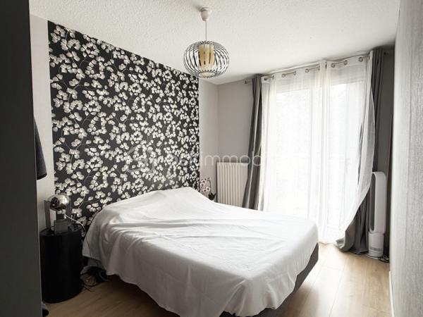 Clémenceau, dans une copropriété entretenue et arborée à Dijon, au premier étage avec ascenseur, cet appartement contemporain traversant, rénové avec goût saura vous séduire,
Une entrée, un double séjour donnant sur une belle terrasse exposée sud, une cuisine aménagée et équipée, indépendante avec un cellier, donnant sur une deuxième terrasse côté jardin, pour un total de 52m2 de terrasses.
Un coin nuit avec 2 chambres, une salle d'eau,
un wc séparé.
(possibilité d'une troisième chambre dans la partie double séjour ayant une porte sur le coin nuit)

Proche tram T1 / T2
Ligne de Bus
Proche écoles, commerces, conservatoire, boulangerie, et à 10 minutes du centre ville à pied.

Chauffage individuel gaz, faibles charges annuelles de copropriété : 1200 euros