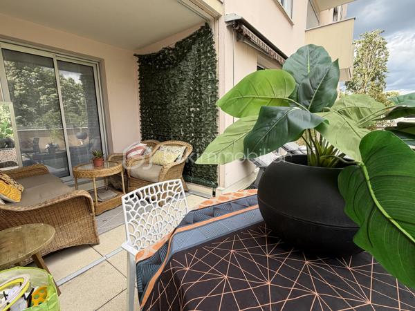 Clémenceau, dans une copropriété entretenue et arborée à Dijon, au premier étage avec ascenseur, cet appartement contemporain traversant, rénové avec goût saura vous séduire,
Une entrée, un double séjour donnant sur une belle terrasse exposée sud, une cuisine aménagée et équipée, indépendante avec un cellier, donnant sur une deuxième terrasse côté jardin, pour un total de 52m2 de terrasses.
Un coin nuit avec 2 chambres, une salle d'eau,
un wc séparé.
(possibilité d'une troisième chambre dans la partie double séjour ayant une porte sur le coin nuit)

Proche tram T1 / T2
Ligne de Bus
Proche écoles, commerces, conservatoire, boulangerie, et à 10 minutes du centre ville à pied.

Chauffage individuel gaz, faibles charges annuelles de copropriété : 1200 euros