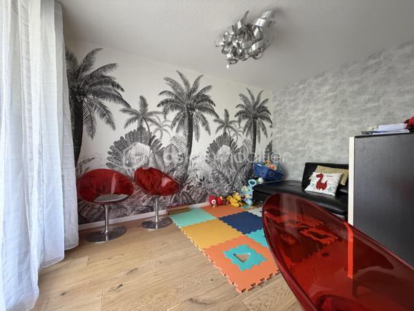 Clémenceau, dans une copropriété entretenue et arborée à Dijon, au premier étage avec ascenseur, cet appartement contemporain traversant, rénové avec goût saura vous séduire,
Une entrée, un double séjour donnant sur une belle terrasse exposée sud, une cuisine aménagée et équipée, indépendante avec un cellier, donnant sur une deuxième terrasse côté jardin, pour un total de 52m2 de terrasses.
Un coin nuit avec 2 chambres, une salle d'eau,
un wc séparé.
(possibilité d'une troisième chambre dans la partie double séjour ayant une porte sur le coin nuit)

Proche tram T1 / T2
Ligne de Bus
Proche écoles, commerces, conservatoire, boulangerie, et à 10 minutes du centre ville à pied.

Chauffage individuel gaz, faibles charges annuelles de copropriété : 1200 euros