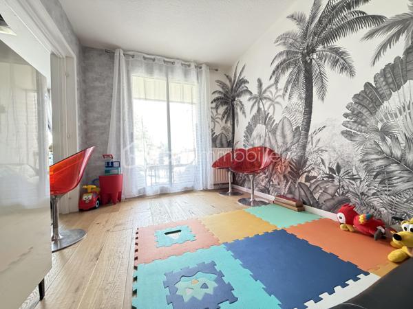 Clémenceau, dans une copropriété entretenue et arborée à Dijon, au premier étage avec ascenseur, cet appartement contemporain traversant, rénové avec goût saura vous séduire,
Une entrée, un double séjour donnant sur une belle terrasse exposée sud, une cuisine aménagée et équipée, indépendante avec un cellier, donnant sur une deuxième terrasse côté jardin, pour un total de 52m2 de terrasses.
Un coin nuit avec 2 chambres, une salle d'eau,
un wc séparé.
(possibilité d'une troisième chambre dans la partie double séjour ayant une porte sur le coin nuit)

Proche tram T1 / T2
Ligne de Bus
Proche écoles, commerces, conservatoire, boulangerie, et à 10 minutes du centre ville à pied.

Chauffage individuel gaz, faibles charges annuelles de copropriété : 1200 euros