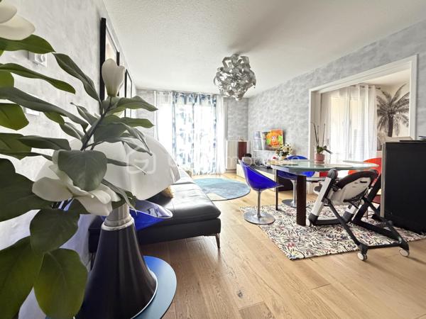 Clémenceau, dans une copropriété entretenue et arborée à Dijon, au premier étage avec ascenseur, cet appartement contemporain traversant, rénové avec goût saura vous séduire,
Une entrée, un double séjour donnant sur une belle terrasse exposée sud, une cuisine aménagée et équipée, indépendante avec un cellier, donnant sur une deuxième terrasse côté jardin, pour un total de 52m2 de terrasses.
Un coin nuit avec 2 chambres, une salle d'eau,
un wc séparé.
(possibilité d'une troisième chambre dans la partie double séjour ayant une porte sur le coin nuit)

Proche tram T1 / T2
Ligne de Bus
Proche écoles, commerces, conservatoire, boulangerie, et à 10 minutes du centre ville à pied.

Chauffage individuel gaz, faibles charges annuelles de copropriété : 1200 euros