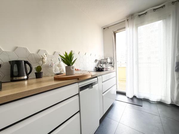 Clémenceau, dans une copropriété entretenue et arborée à Dijon, au premier étage avec ascenseur, cet appartement contemporain traversant, rénové avec goût saura vous séduire,
Une entrée, un double séjour donnant sur une belle terrasse exposée sud, une cuisine aménagée et équipée, indépendante avec un cellier, donnant sur une deuxième terrasse côté jardin, pour un total de 52m2 de terrasses.
Un coin nuit avec 2 chambres, une salle d'eau,
un wc séparé.
(possibilité d'une troisième chambre dans la partie double séjour ayant une porte sur le coin nuit)

Proche tram T1 / T2
Ligne de Bus
Proche écoles, commerces, conservatoire, boulangerie, et à 10 minutes du centre ville à pied.

Chauffage individuel gaz, faibles charges annuelles de copropriété : 1200 euros