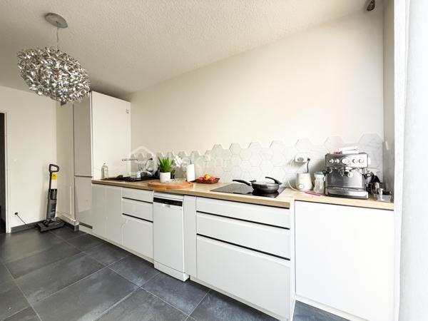 Clémenceau, dans une copropriété entretenue et arborée à Dijon, au premier étage avec ascenseur, cet appartement contemporain traversant, rénové avec goût saura vous séduire,
Une entrée, un double séjour donnant sur une belle terrasse exposée sud, une cuisine aménagée et équipée, indépendante avec un cellier, donnant sur une deuxième terrasse côté jardin, pour un total de 52m2 de terrasses.
Un coin nuit avec 2 chambres, une salle d'eau,
un wc séparé.
(possibilité d'une troisième chambre dans la partie double séjour ayant une porte sur le coin nuit)

Proche tram T1 / T2
Ligne de Bus
Proche écoles, commerces, conservatoire, boulangerie, et à 10 minutes du centre ville à pied.

Chauffage individuel gaz, faibles charges annuelles de copropriété : 1200 euros