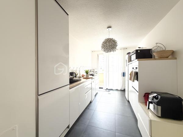 Clémenceau, dans une copropriété entretenue et arborée à Dijon, au premier étage avec ascenseur, cet appartement contemporain traversant, rénové avec goût saura vous séduire,
Une entrée, un double séjour donnant sur une belle terrasse exposée sud, une cuisine aménagée et équipée, indépendante avec un cellier, donnant sur une deuxième terrasse côté jardin, pour un total de 52m2 de terrasses.
Un coin nuit avec 2 chambres, une salle d'eau,
un wc séparé.
(possibilité d'une troisième chambre dans la partie double séjour ayant une porte sur le coin nuit)

Proche tram T1 / T2
Ligne de Bus
Proche écoles, commerces, conservatoire, boulangerie, et à 10 minutes du centre ville à pied.

Chauffage individuel gaz, faibles charges annuelles de copropriété : 1200 euros