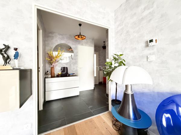 Clémenceau, dans une copropriété entretenue et arborée à Dijon, au premier étage avec ascenseur, cet appartement contemporain traversant, rénové avec goût saura vous séduire,
Une entrée, un double séjour donnant sur une belle terrasse exposée sud, une cuisine aménagée et équipée, indépendante avec un cellier, donnant sur une deuxième terrasse côté jardin, pour un total de 52m2 de terrasses.
Un coin nuit avec 2 chambres, une salle d'eau,
un wc séparé.
(possibilité d'une troisième chambre dans la partie double séjour ayant une porte sur le coin nuit)

Proche tram T1 / T2
Ligne de Bus
Proche écoles, commerces, conservatoire, boulangerie, et à 10 minutes du centre ville à pied.

Chauffage individuel gaz, faibles charges annuelles de copropriété : 1200 euros