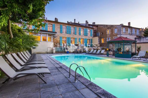 Grande propriété en pierre offrant de nombreuses possibilités d’utilisation, située dans un endroit privé mais central, dans une ville gasconne animée.