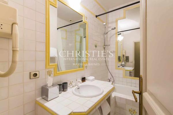 Grande propriété en pierre offrant de nombreuses possibilités d’utilisation, située dans un endroit privé mais central, dans une ville gasconne animée.