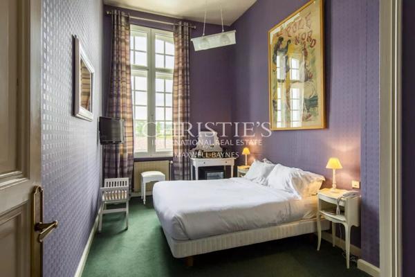 Grande propriété en pierre offrant de nombreuses possibilités d’utilisation, située dans un endroit privé mais central, dans une ville gasconne animée.