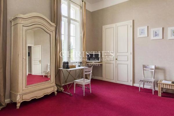 Grande propriété en pierre offrant de nombreuses possibilités d’utilisation, située dans un endroit privé mais central, dans une ville gasconne animée.