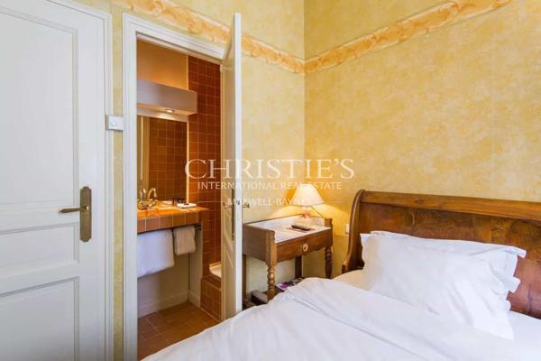 Grande propriété en pierre offrant de nombreuses possibilités d’utilisation, située dans un endroit privé mais central, dans une ville gasconne animée.