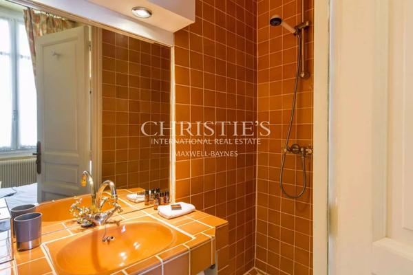 Grande propriété en pierre offrant de nombreuses possibilités d’utilisation, située dans un endroit privé mais central, dans une ville gasconne animée.