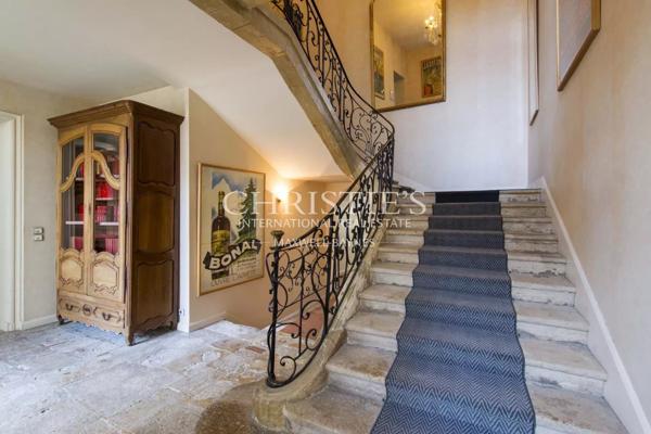 Grande propriété en pierre offrant de nombreuses possibilités d’utilisation, située dans un endroit privé mais central, dans une ville gasconne animée.