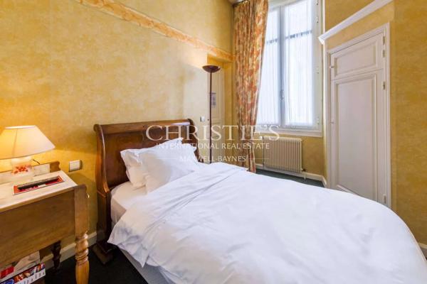 Grande propriété en pierre offrant de nombreuses possibilités d’utilisation, située dans un endroit privé mais central, dans une ville gasconne animée.