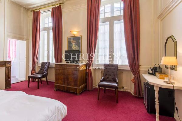 Grande propriété en pierre offrant de nombreuses possibilités d’utilisation, située dans un endroit privé mais central, dans une ville gasconne animée.