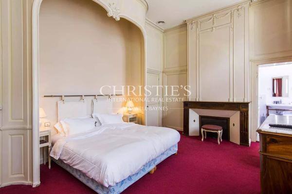 Grande propriété en pierre offrant de nombreuses possibilités d’utilisation, située dans un endroit privé mais central, dans une ville gasconne animée.