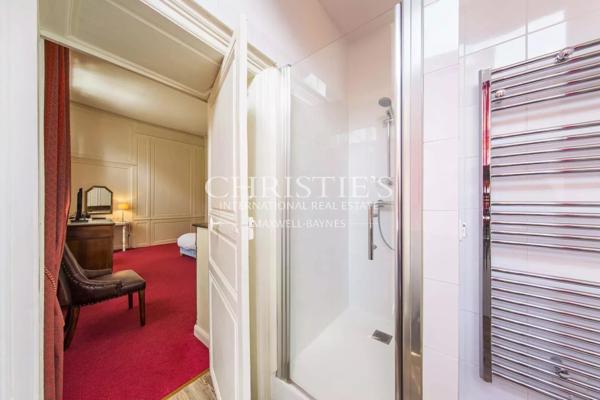 Grande propriété en pierre offrant de nombreuses possibilités d’utilisation, située dans un endroit privé mais central, dans une ville gasconne animée.