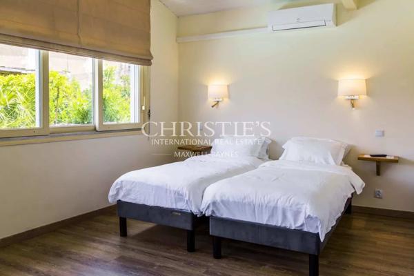 Grande propriété en pierre offrant de nombreuses possibilités d’utilisation, située dans un endroit privé mais central, dans une ville gasconne animée.