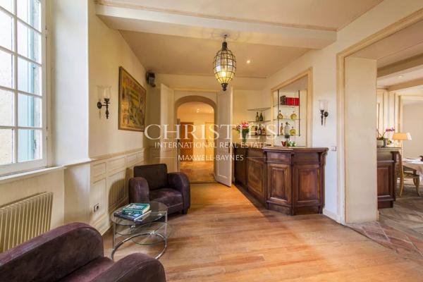 Grande propriété en pierre offrant de nombreuses possibilités d’utilisation, située dans un endroit privé mais central, dans une ville gasconne animée.