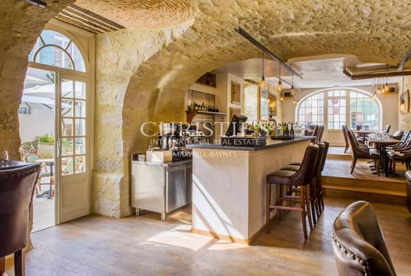 Grande propriété en pierre offrant de nombreuses possibilités d’utilisation, située dans un endroit privé mais central, dans une ville gasconne animée.