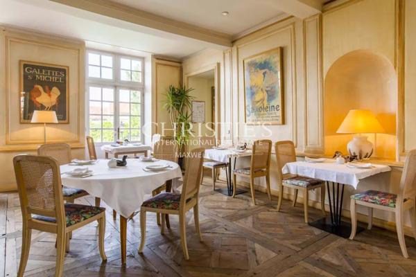 Grande propriété en pierre offrant de nombreuses possibilités d’utilisation, située dans un endroit privé mais central, dans une ville gasconne animée.