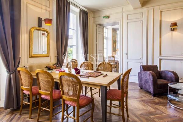 Grande propriété en pierre offrant de nombreuses possibilités d’utilisation, située dans un endroit privé mais central, dans une ville gasconne animée.