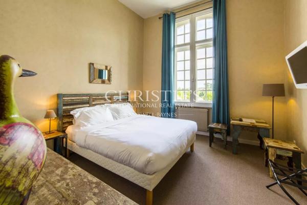 Grande propriété en pierre offrant de nombreuses possibilités d’utilisation, située dans un endroit privé mais central, dans une ville gasconne animée.