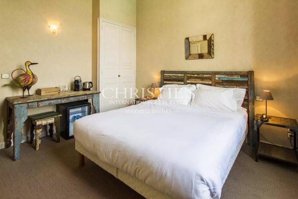 Grande propriété en pierre offrant de nombreuses possibilités d’utilisation, située dans un endroit privé mais central, dans une ville gasconne animée.