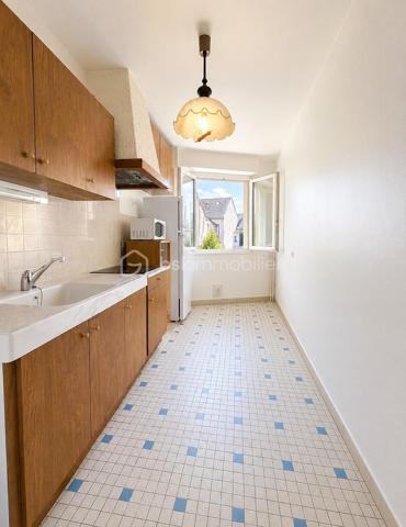 Sur la commune de Vichy, quartier coeur de ville, l'appartement est situé au 1er étage d'une résidence recherchée avec ascenseur, au calme, vous êtes également très proche des petits commerces.
Vous disposez d'une chambre au calme, cuisine indépendante, salle d'eau, WC, séjour lumineux, cave et parking couvert.
Cet appartement saura vous séduire par la qualité et le charme de la copropriété et par ses décorations et aménagements récents.

La copropriété a réalisé régulièrement les travaux nécessaires, en apportant une décoration moderne dans un environnement urbanisé. La chaudière au gaz est neuve et elle participe aux économies de charges.
On entre dans dans le bâtiment par une entrée sécurisée.
L'entrée de l'appartement a été aménagée avec rangement. La cuisine lumineuse et indépendante est équipée et aménagée avec goût et qualité.
Le grand séjour est parfaitement ensoleillé, avec l'exposition Sud.
L'espace nuit s'organise avec la chambre, la salle d'eau refaite récemment et le WC.
Le bien est complété par une cave individuelle, 1 place de parking couverte et des locaux collectifs pour motos et vélos. 

Tous les matériaux utilisés sont de belle qualité, assurant une isolation et un confort optimal. La décoration des sols, murs et mobiliers est également en harmonie, rehaussant le charme de chaque pièce.

Les +++ : une copropriété qualitative et c'est visible !, 1 immeuble sécurisé, des parties communes qualitatives et bien entretenues, un local à vélo, un assainissement aux normes, du double vitrage de qualité, volets roulants, une luminosité remarquable toute la journée, et un DPE de classe E.
L'accès est simple à toutes les commodités du fait de la localisation hyper centre ville: moins de 5' pour les petits commerces, et 5' à pied pour l'accès gare.

Ne tardez pas à visiter ce petit bijou ! Bien exceptionnel sur le marché !