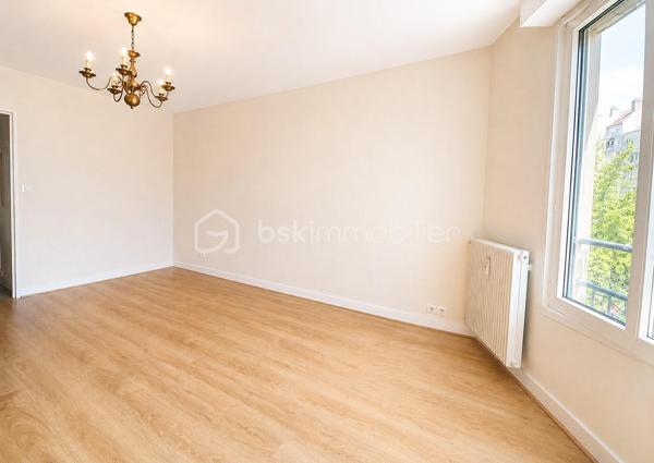 Sur la commune de Vichy, quartier coeur de ville, l'appartement est situé au 1er étage d'une résidence recherchée avec ascenseur, au calme, vous êtes également très proche des petits commerces.
Vous disposez d'une chambre au calme, cuisine indépendante, salle d'eau, WC, séjour lumineux, cave et parking couvert.
Cet appartement saura vous séduire par la qualité et le charme de la copropriété et par ses décorations et aménagements récents.

La copropriété a réalisé régulièrement les travaux nécessaires, en apportant une décoration moderne dans un environnement urbanisé. La chaudière au gaz est neuve et elle participe aux économies de charges.
On entre dans dans le bâtiment par une entrée sécurisée.
L'entrée de l'appartement a été aménagée avec rangement. La cuisine lumineuse et indépendante est équipée et aménagée avec goût et qualité.
Le grand séjour est parfaitement ensoleillé, avec l'exposition Sud.
L'espace nuit s'organise avec la chambre, la salle d'eau refaite récemment et le WC.
Le bien est complété par une cave individuelle, 1 place de parking couverte et des locaux collectifs pour motos et vélos. 

Tous les matériaux utilisés sont de belle qualité, assurant une isolation et un confort optimal. La décoration des sols, murs et mobiliers est également en harmonie, rehaussant le charme de chaque pièce.

Les +++ : une copropriété qualitative et c'est visible !, 1 immeuble sécurisé, des parties communes qualitatives et bien entretenues, un local à vélo, un assainissement aux normes, du double vitrage de qualité, volets roulants, une luminosité remarquable toute la journée, et un DPE de classe E.
L'accès est simple à toutes les commodités du fait de la localisation hyper centre ville: moins de 5' pour les petits commerces, et 5' à pied pour l'accès gare.

Ne tardez pas à visiter ce petit bijou ! Bien exceptionnel sur le marché !